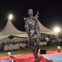 Francis Omondi doing his thing tho in one of his runway manenos